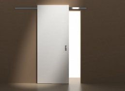 Inovativní posuvné kování Minima pro dveře na stěnu bez zárubně
