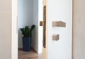 Bíle lakované dveře v kombinaci s dubovou podlahou