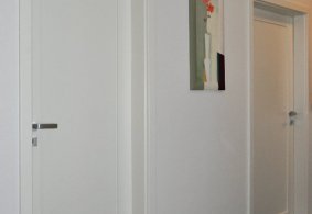 Bíle lakované interiérové dveře PRÜM Stil ST1, povrch dveří Lak-Bílá
