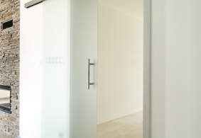 Posuvné celoskleněné interiérové dveře na zeď PRÜM Satináto bílé