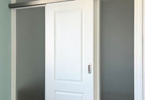 Interiérové dveře PRÜM Classic C2 v posuvné verzi na stěnu, posuvné kování SLIM
