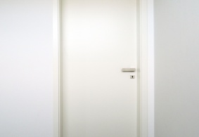Bíle lakované interiérové dveře PRÜM Royal 210, povrch dveří Bílá exclusiv