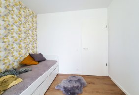 Bíle lakované dveře v kombinaci s dubovou podlahou