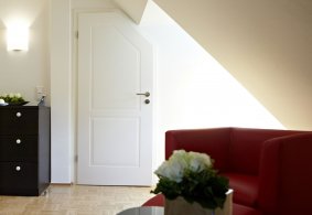 Atypické bíle lakované interiérové dveře s úkosovou úpravou do podkroví PRÜM Profila PF2, povrch dveří - Lak - Bílá exclusiv