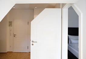Bíle lakované interiérové dveře s úkosovou úpravou do podkroví PRÜM Profila PF2, povrch dveří - Lak - Bílá exclusiv