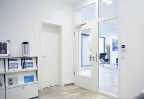 Prosklené bílé interiérové dveře PRÜM Standard LA, povrch dveří Bílá exclusiv, sklo Float čirý, prosklená stěna