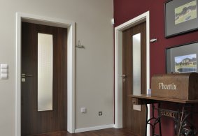 Prosklené interiérové dveře PRÜM Standard 3/2LA, povrch dveří CPL laminát  - Ořech, zárubeň CPL laminát - Bílý lak, sklo Masterpoint