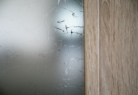 Detail prosklených dveří PRÜM, sklo Uadi bílé