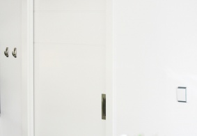 Posuvné bíle lakované interiérové dveře do zdi PRÜM Royal 251, povrch dveří Bílá exclusiv