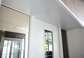 Detail - Prosklené bíle lakované interiérové dveře PRÜM Royal 251-LA3, povrch dveří - Lak - Bílá exclusiv, sklo Float čirý