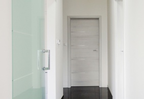 Posuvné celoskleněné interiérové dveře na zeď PRÜM DUO 151-1, interiérové dveře PRÜM Royal 154, povrch dveří - CPL laminát 3D - Touch grey DQ